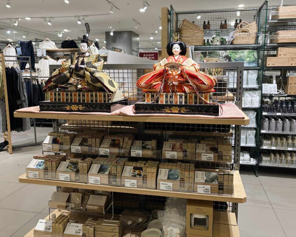 セリアに飾られたひな人形