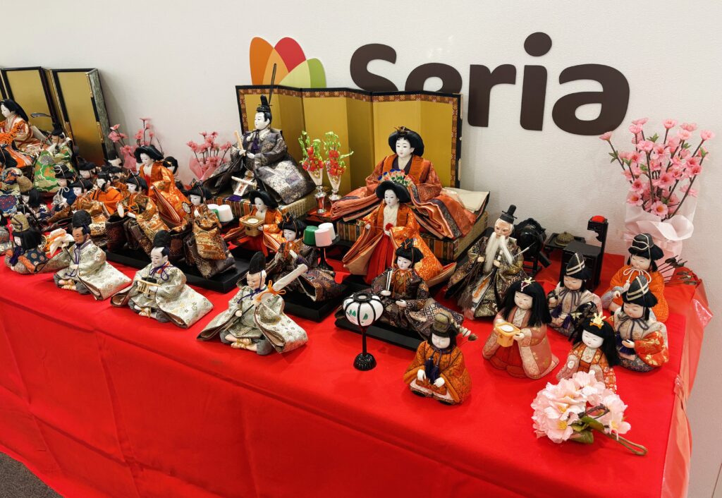 館内がひな祭り一色