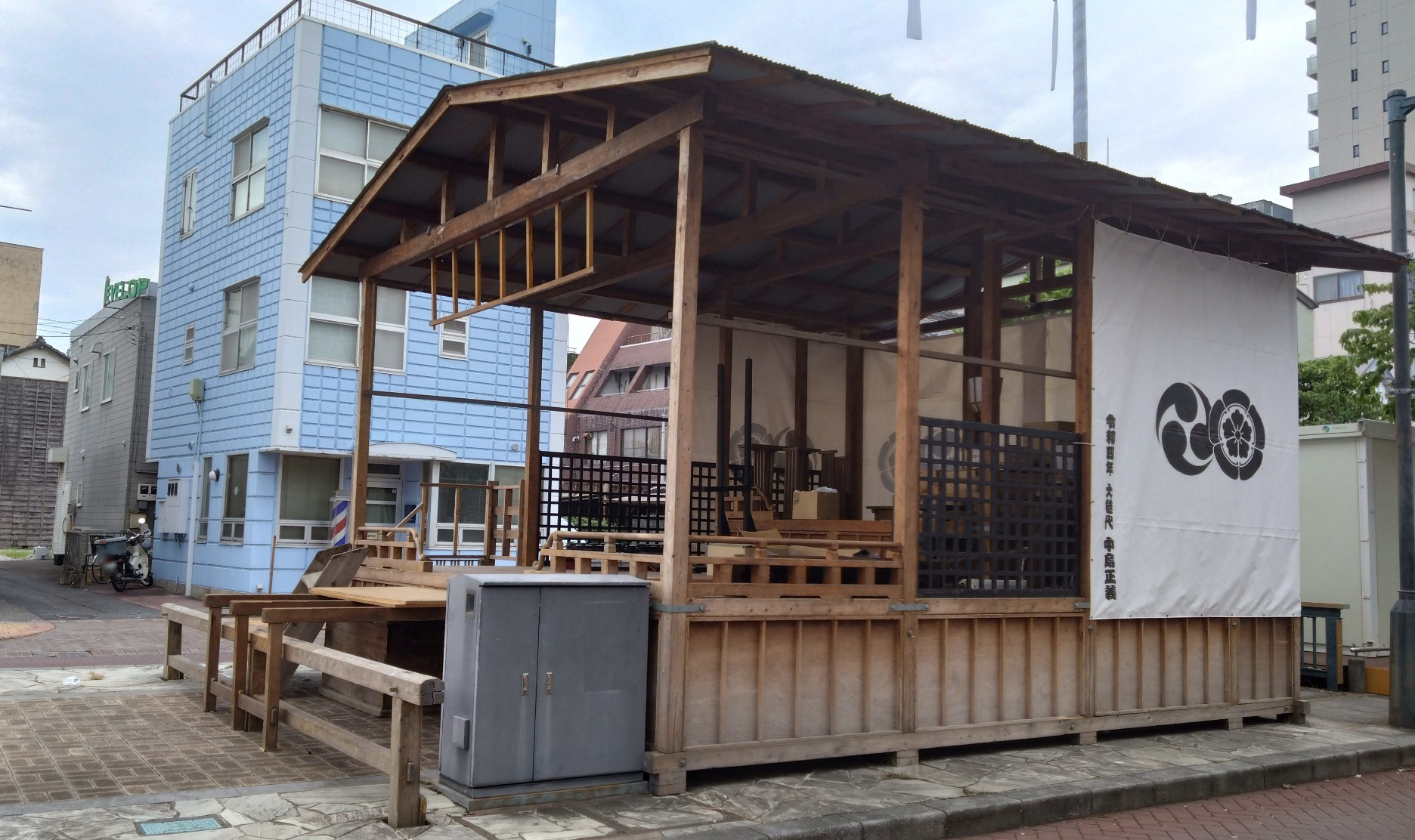 お祭り広場の仮説ステージ