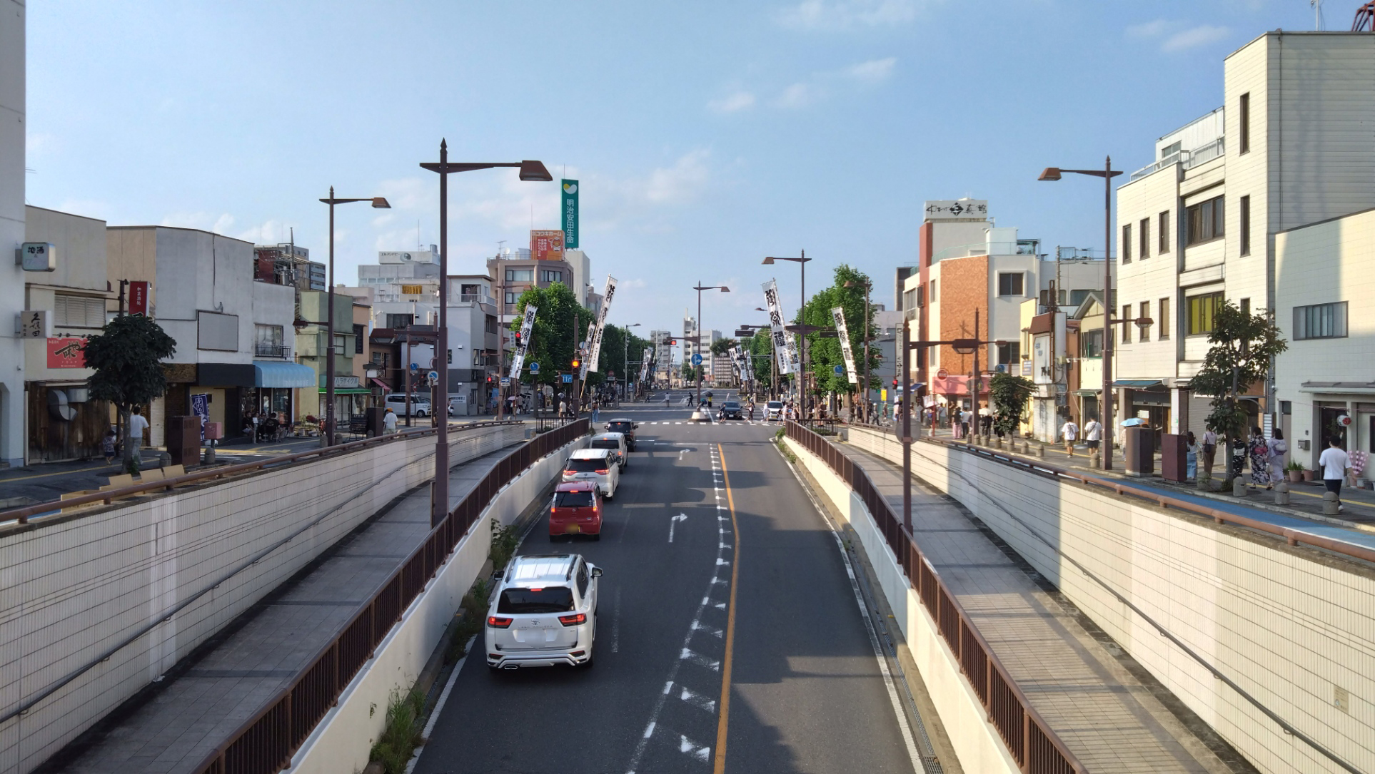立派な幟(のぼり)旗が並ぶ様子