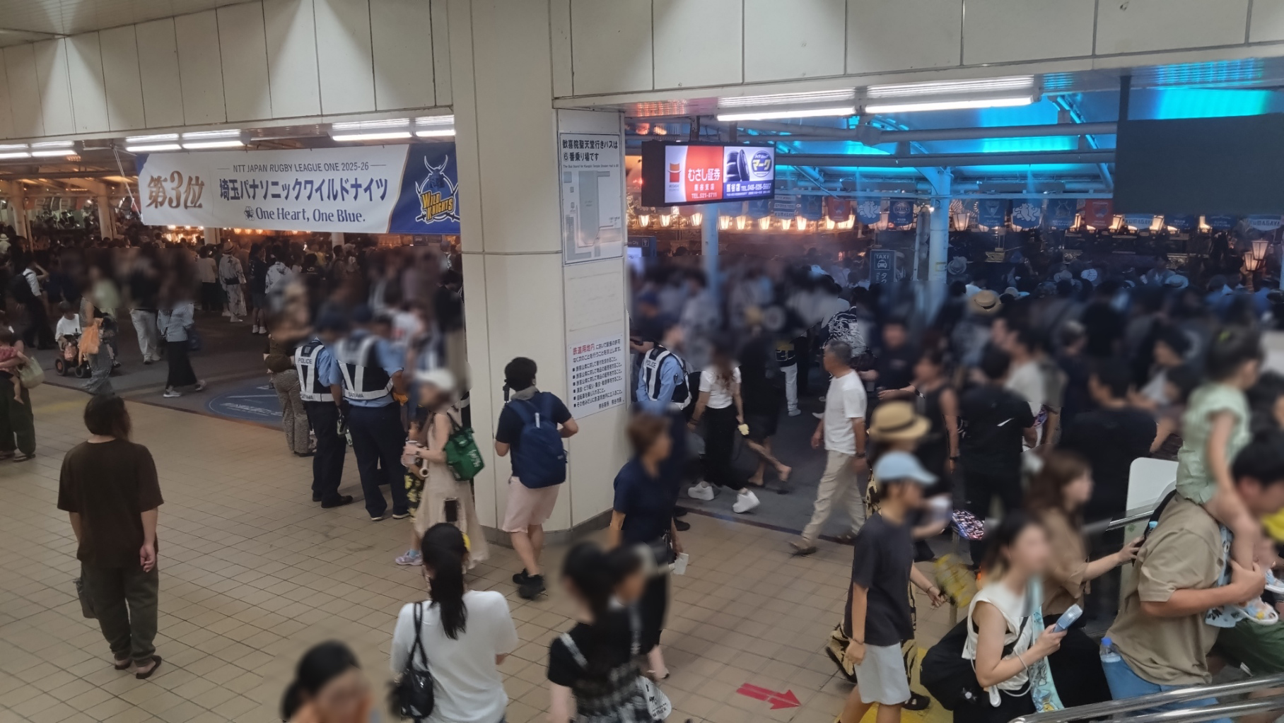 駅に多くの人が集まる