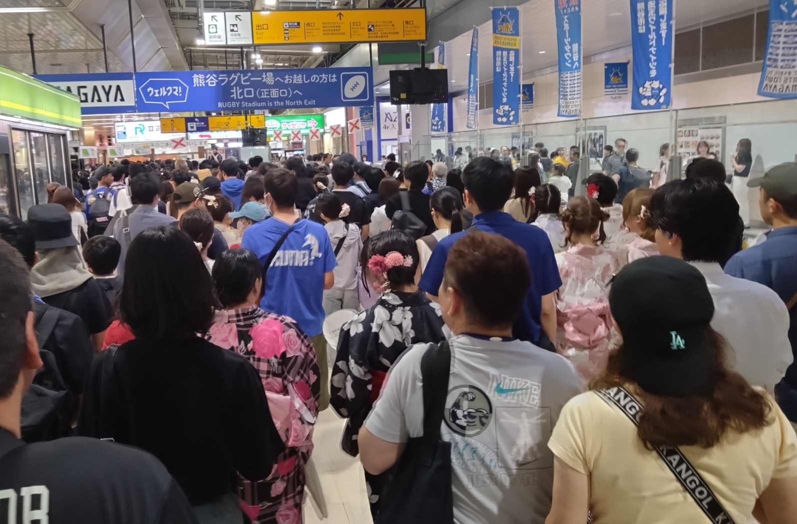多くの人が開場に向かう様子