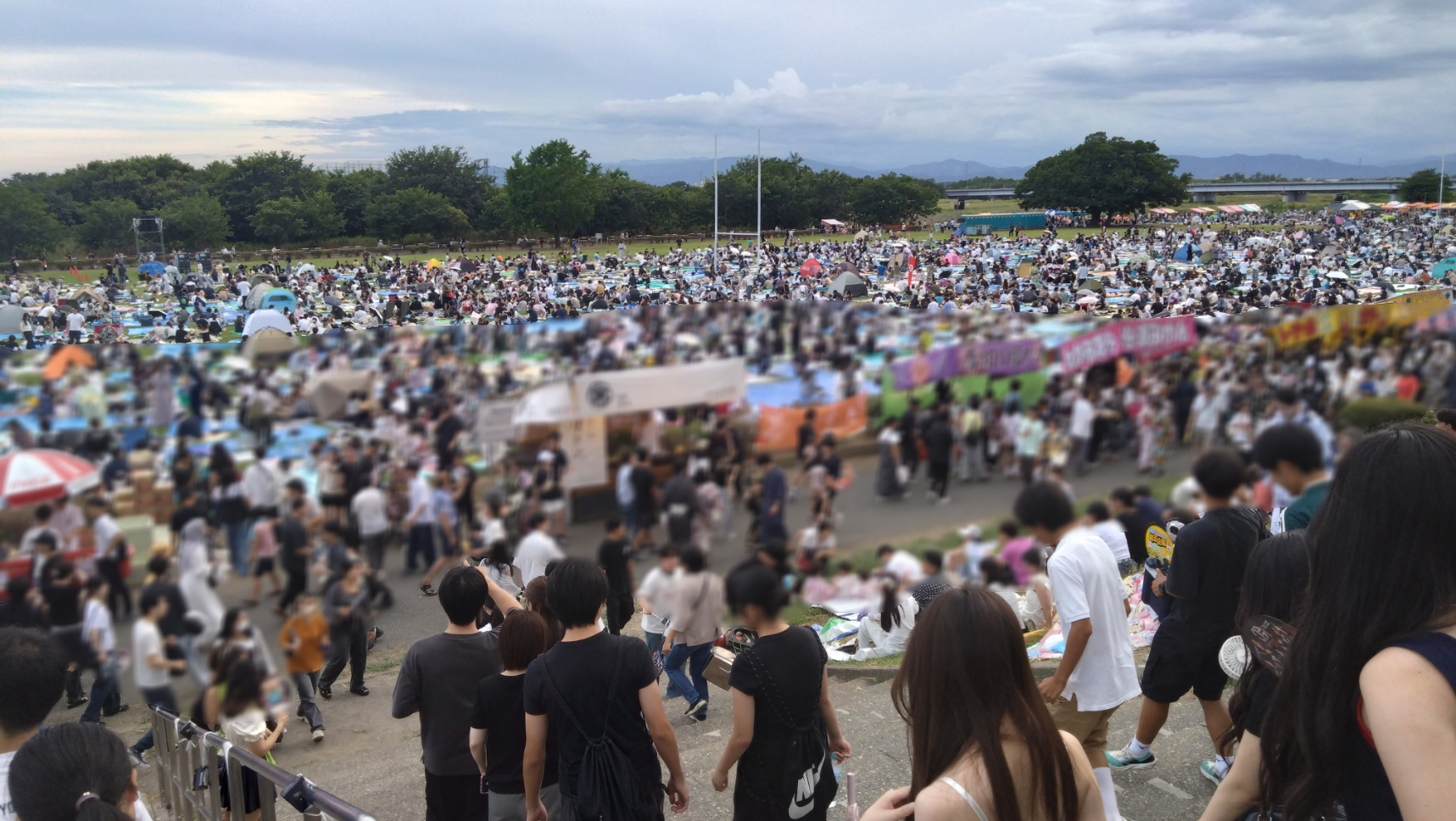 多くの人が開場に入っている様子